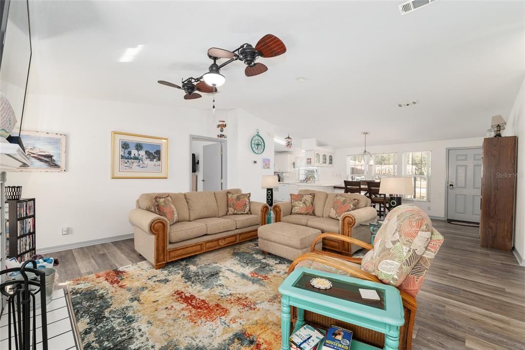 На продажу: $215,000 (3 спален, 2 ванн, 1800 Квадратных фут)