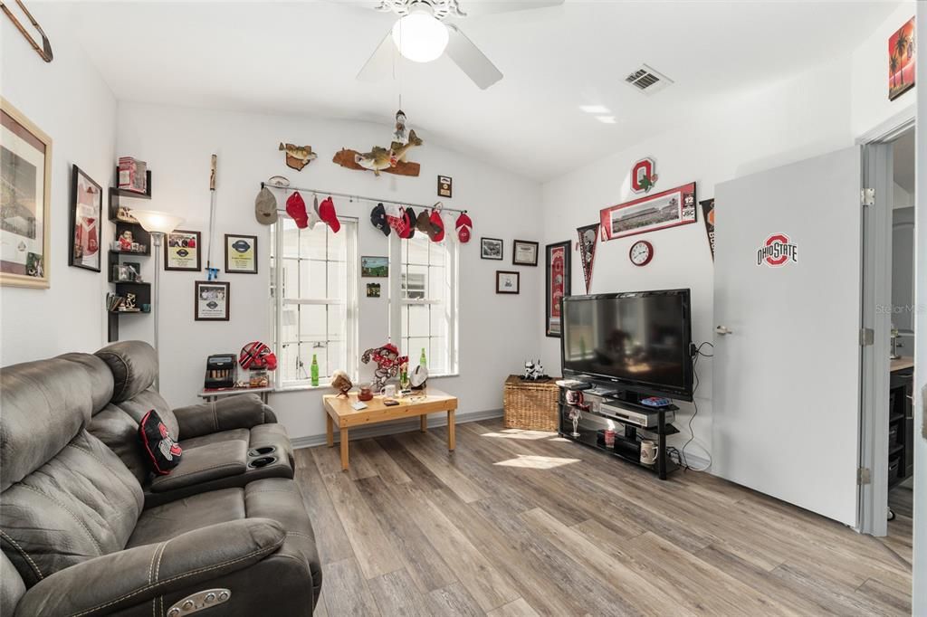 На продажу: $215,000 (3 спален, 2 ванн, 1800 Квадратных фут)