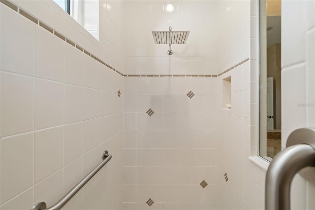 Activo con contrato: $1,575,000 (5 camas, 4 baños, 3447 Pies cuadrados)