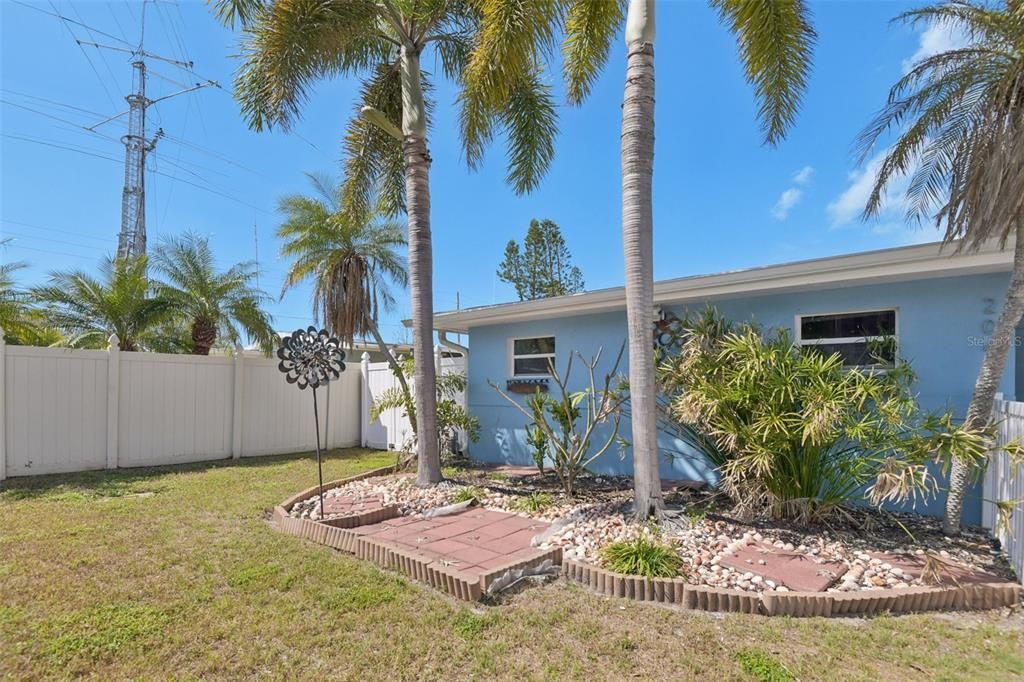 For Sale: $715,000 (3 beds, 2 baths, 1408 Square Feet)