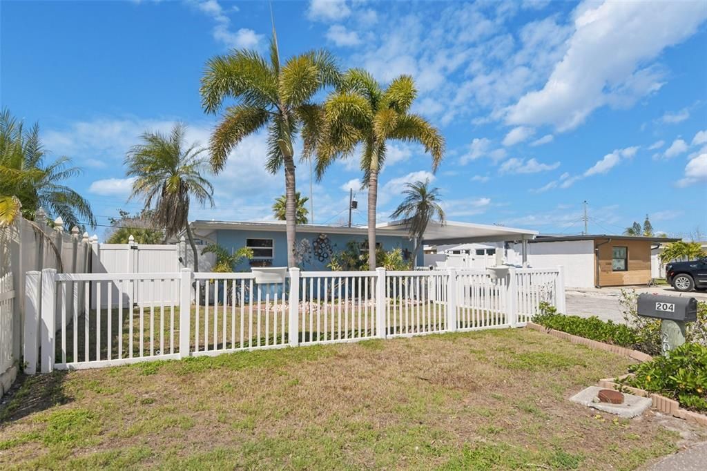 For Sale: $715,000 (3 beds, 2 baths, 1408 Square Feet)