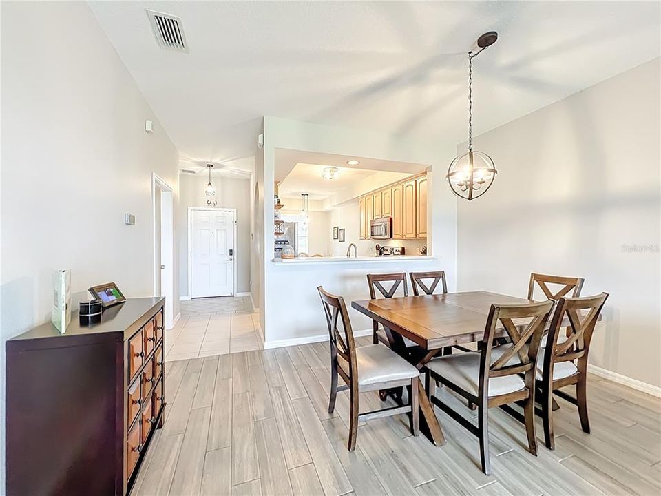 For Sale: $275,000 (2 beds, 2 baths, 1326 Square Feet)