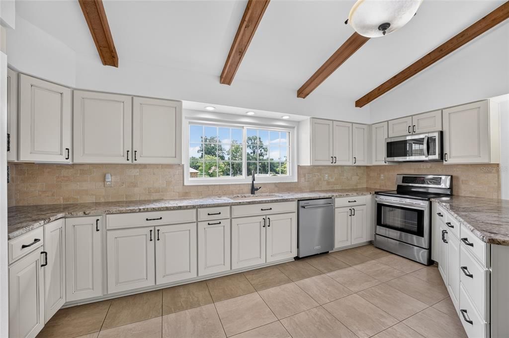 Activo con contrato: $550,000 (3 camas, 2 baños, 1865 Pies cuadrados)