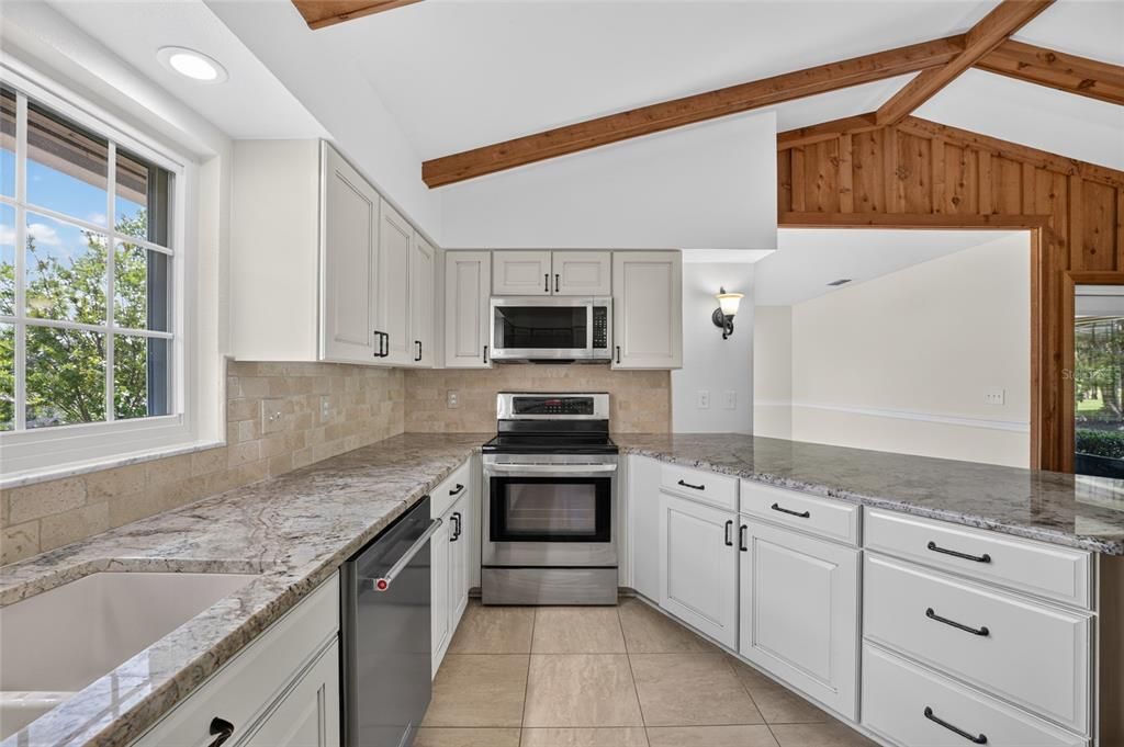 Activo con contrato: $550,000 (3 camas, 2 baños, 1865 Pies cuadrados)