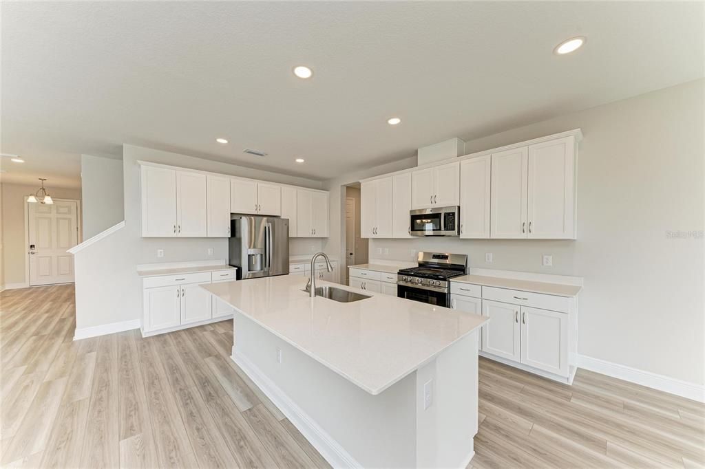 Activo con contrato: $639,990 (5 camas, 3 baños, 3406 Pies cuadrados)