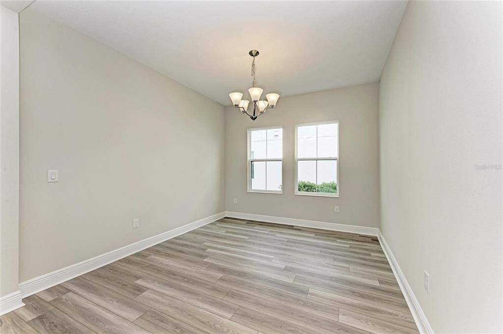 Activo con contrato: $639,990 (5 camas, 3 baños, 3406 Pies cuadrados)