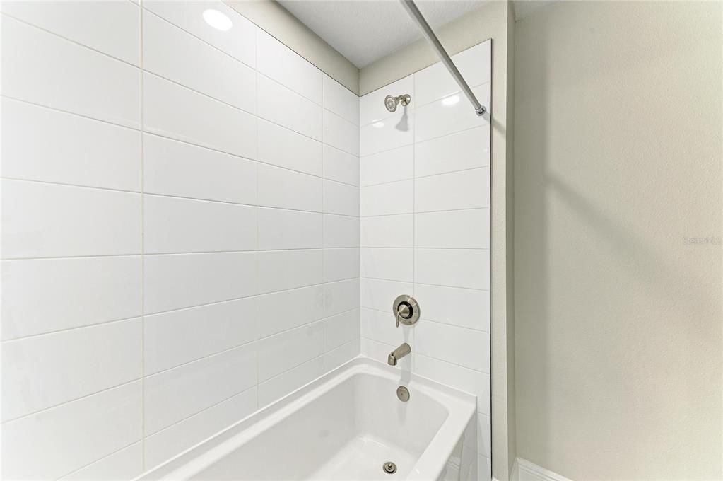 Activo con contrato: $639,990 (5 camas, 3 baños, 3406 Pies cuadrados)