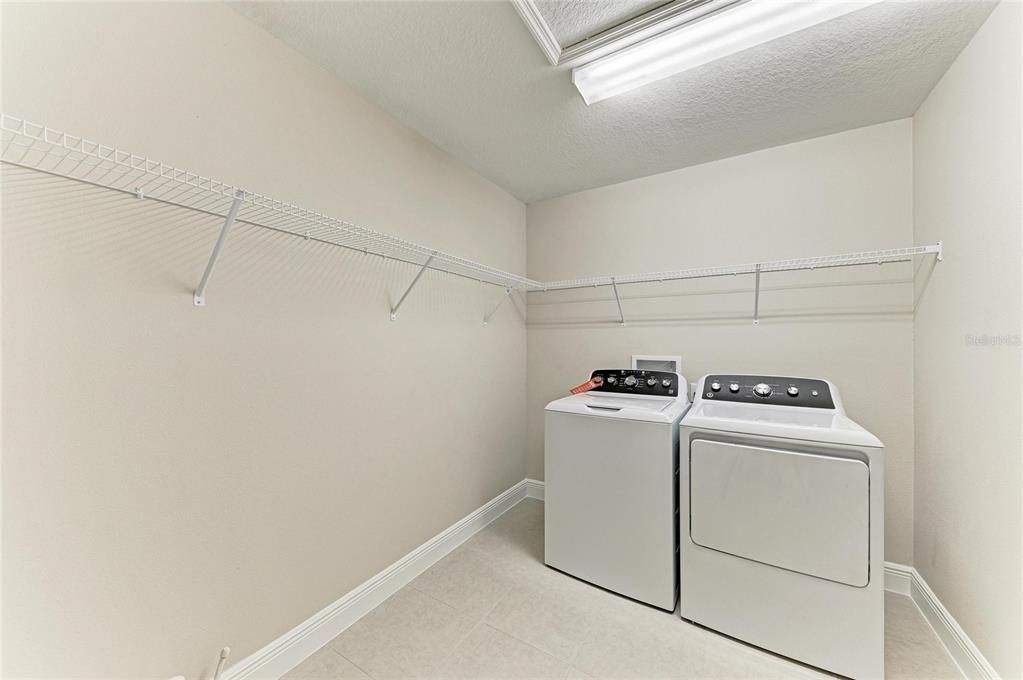 Activo con contrato: $639,990 (5 camas, 3 baños, 3406 Pies cuadrados)