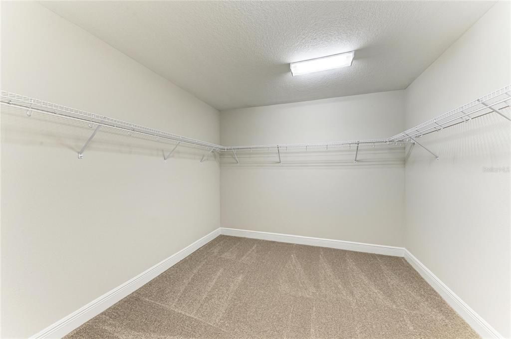 Activo con contrato: $639,990 (5 camas, 3 baños, 3406 Pies cuadrados)