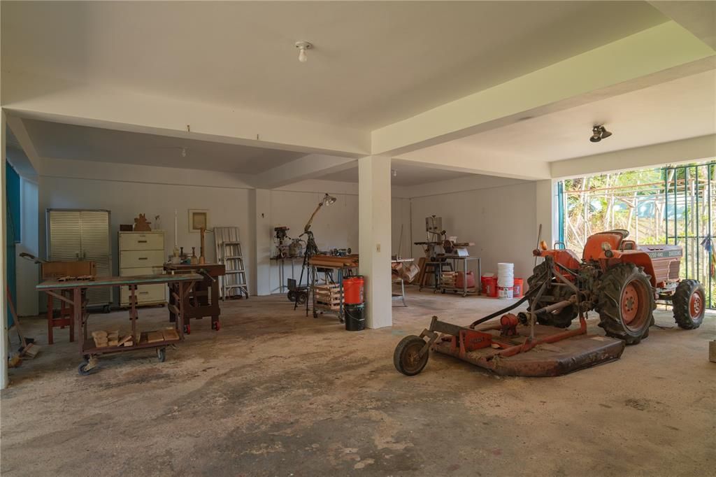 For Sale: $575,000 (3 beds, 3 baths, 2500 Square Feet)