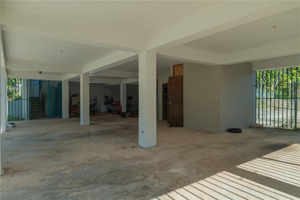 For Sale: $575,000 (3 beds, 3 baths, 2500 Square Feet)