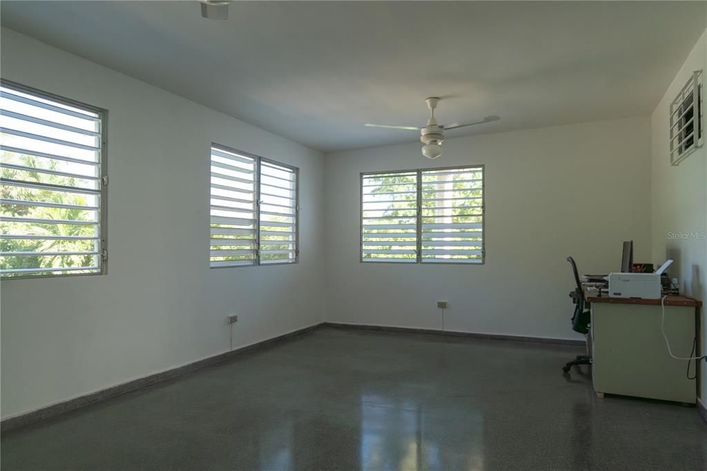 For Sale: $575,000 (3 beds, 3 baths, 2500 Square Feet)