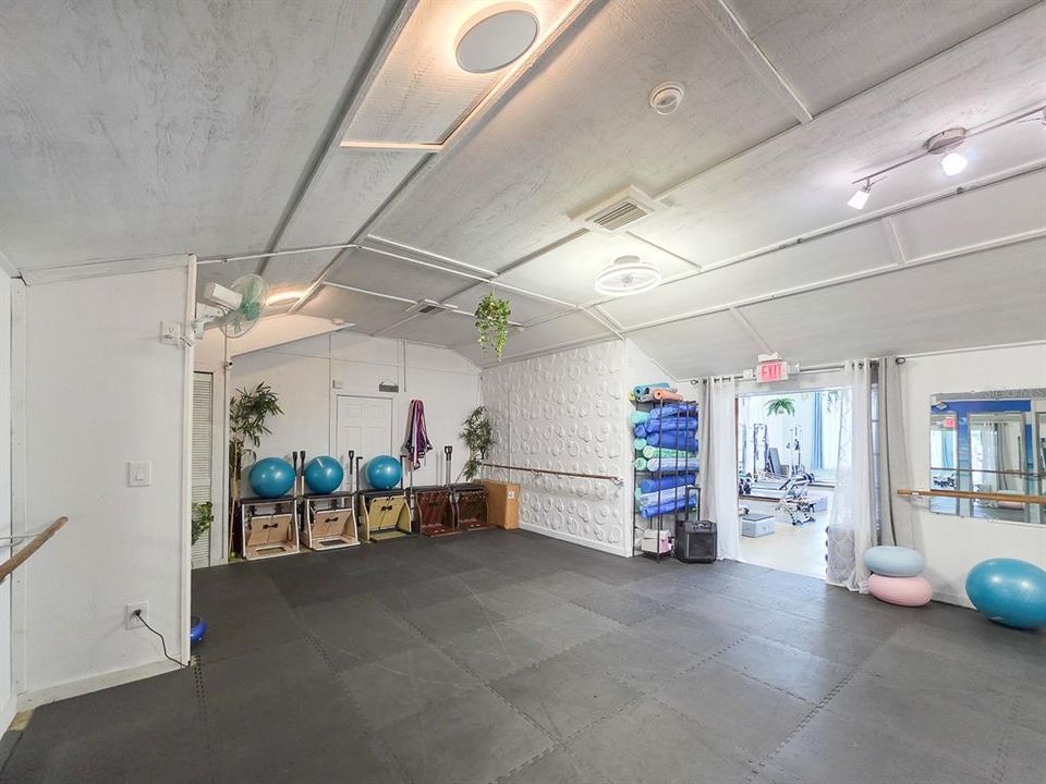 На продажу: $1,350,000 (2 спален, 1 ванн, 3080 Квадратных фут)