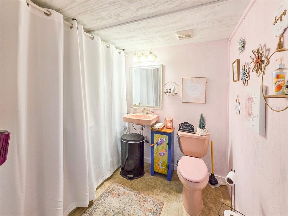 На продажу: $1,350,000 (2 спален, 1 ванн, 3080 Квадратных фут)