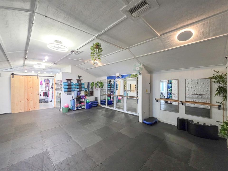 На продажу: $1,350,000 (2 спален, 1 ванн, 3080 Квадратных фут)