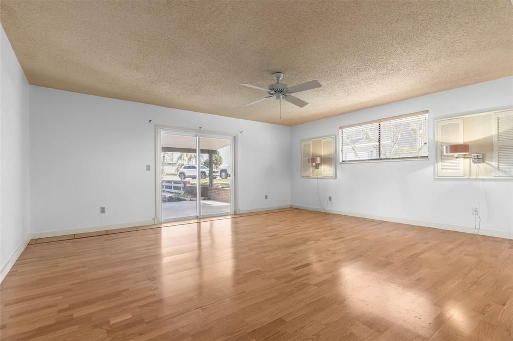 Activo con contrato: $599,000 (3 camas, 2 baños, 2504 Pies cuadrados)