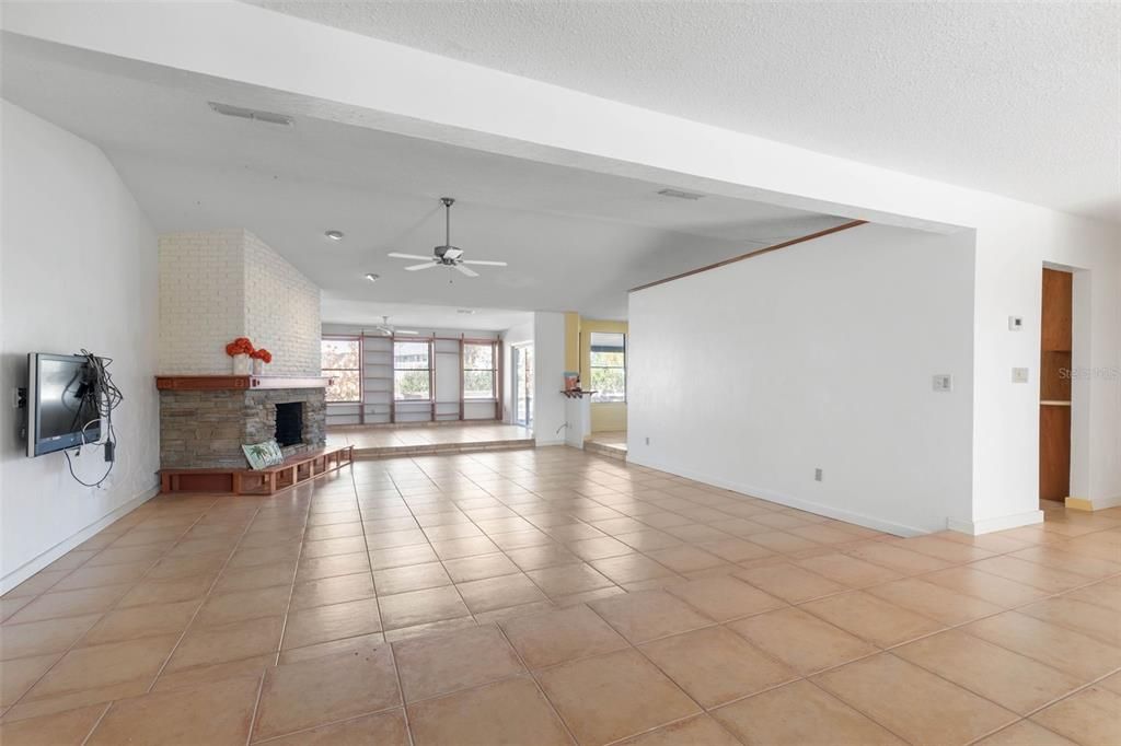 Activo con contrato: $599,000 (3 camas, 2 baños, 2504 Pies cuadrados)