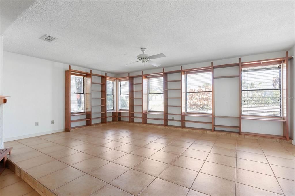 Activo con contrato: $599,000 (3 camas, 2 baños, 2504 Pies cuadrados)