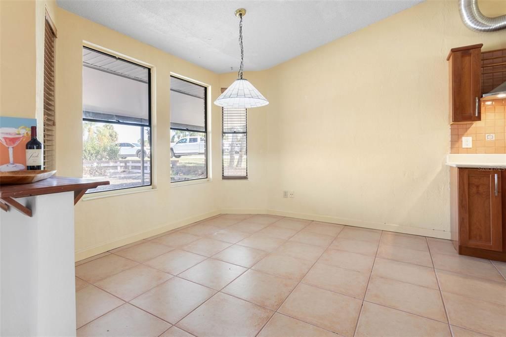 Activo con contrato: $599,000 (3 camas, 2 baños, 2504 Pies cuadrados)