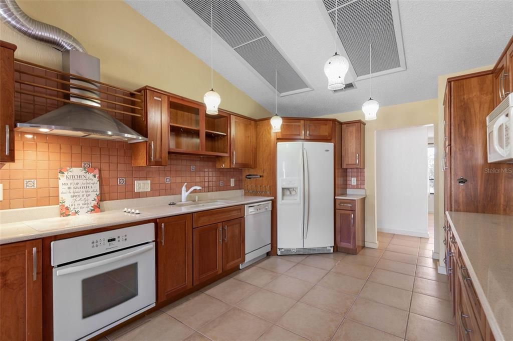 Activo con contrato: $599,000 (3 camas, 2 baños, 2504 Pies cuadrados)