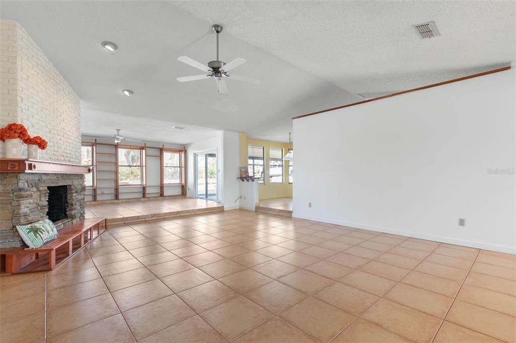 Activo con contrato: $599,000 (3 camas, 2 baños, 2504 Pies cuadrados)
