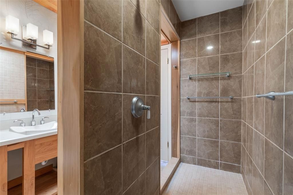 Activo con contrato: $599,000 (3 camas, 2 baños, 2504 Pies cuadrados)