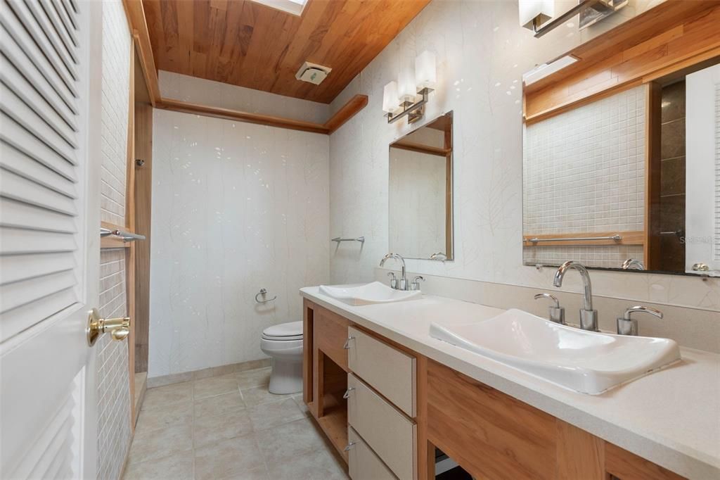 Activo con contrato: $599,000 (3 camas, 2 baños, 2504 Pies cuadrados)