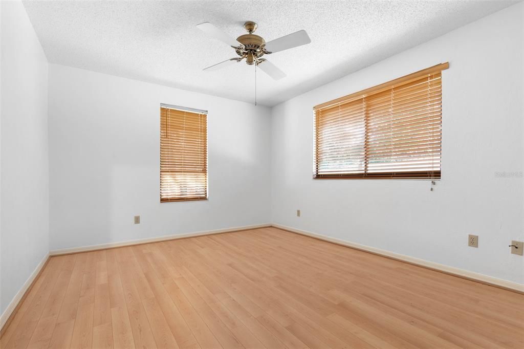 Activo con contrato: $599,000 (3 camas, 2 baños, 2504 Pies cuadrados)