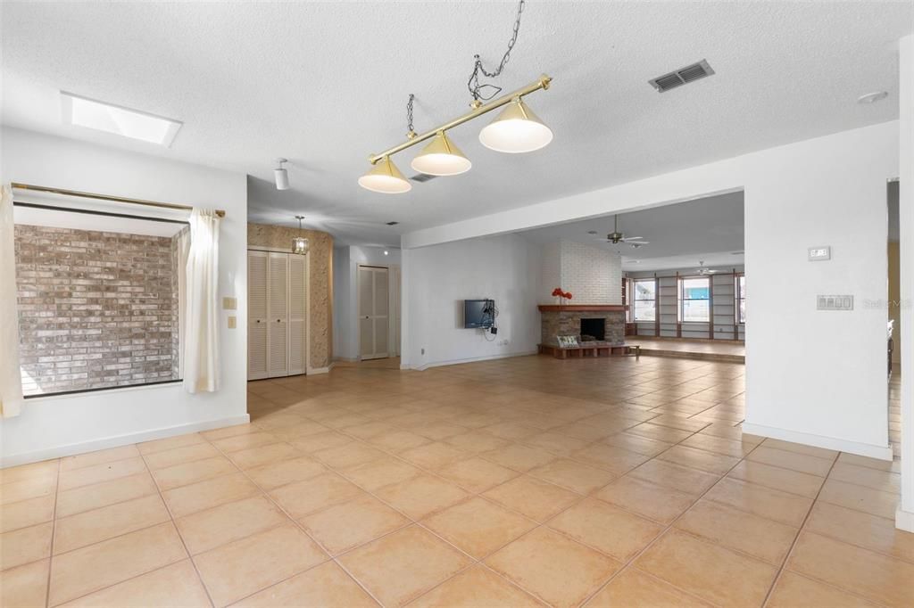 Activo con contrato: $599,000 (3 camas, 2 baños, 2504 Pies cuadrados)