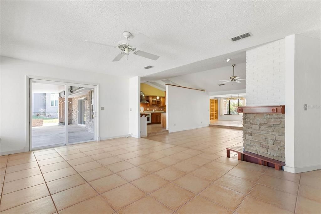 Activo con contrato: $599,000 (3 camas, 2 baños, 2504 Pies cuadrados)