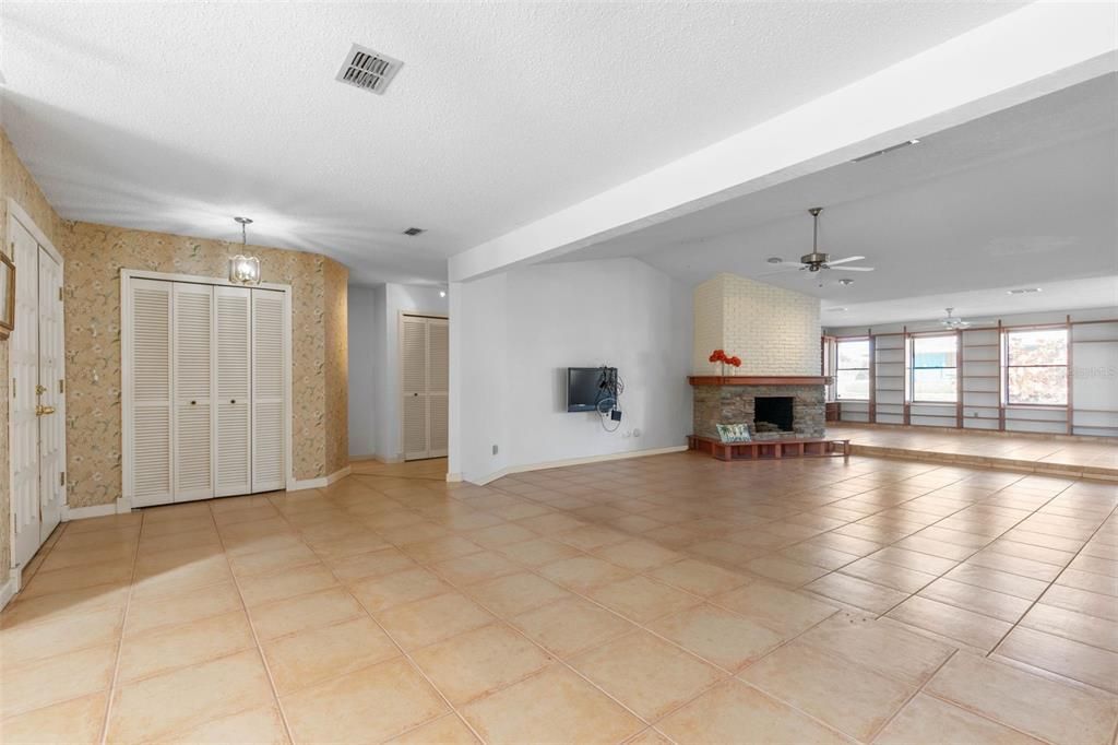 Activo con contrato: $599,000 (3 camas, 2 baños, 2504 Pies cuadrados)