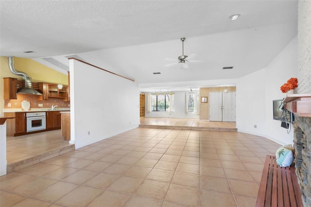 Activo con contrato: $599,000 (3 camas, 2 baños, 2504 Pies cuadrados)