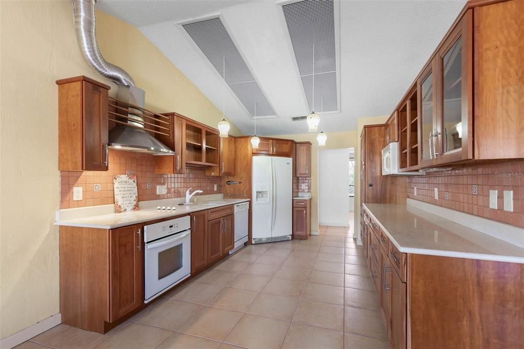 Activo con contrato: $599,000 (3 camas, 2 baños, 2504 Pies cuadrados)