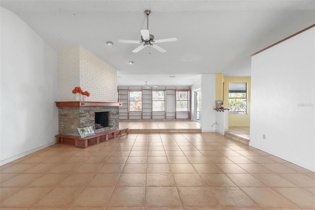 Activo con contrato: $599,000 (3 camas, 2 baños, 2504 Pies cuadrados)
