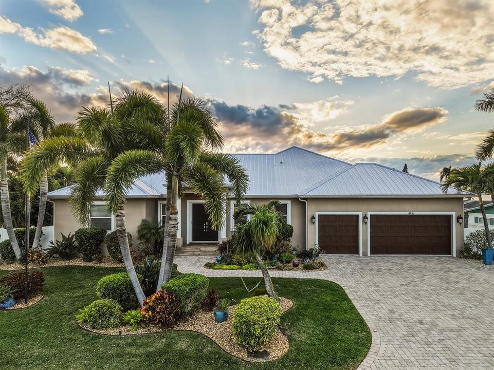 Vendido Recientemente: $1,475,000 (3 camas, 3 baños, 2713 Pies cuadrados)