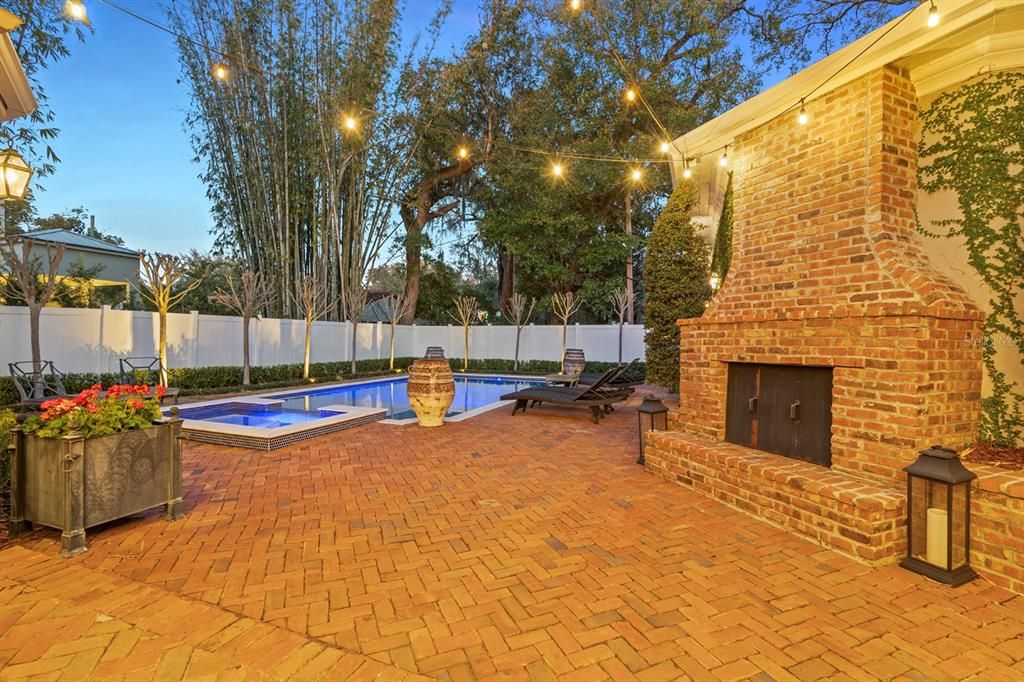 Activo con contrato: $3,350,000 (5 camas, 4 baños, 4636 Pies cuadrados)