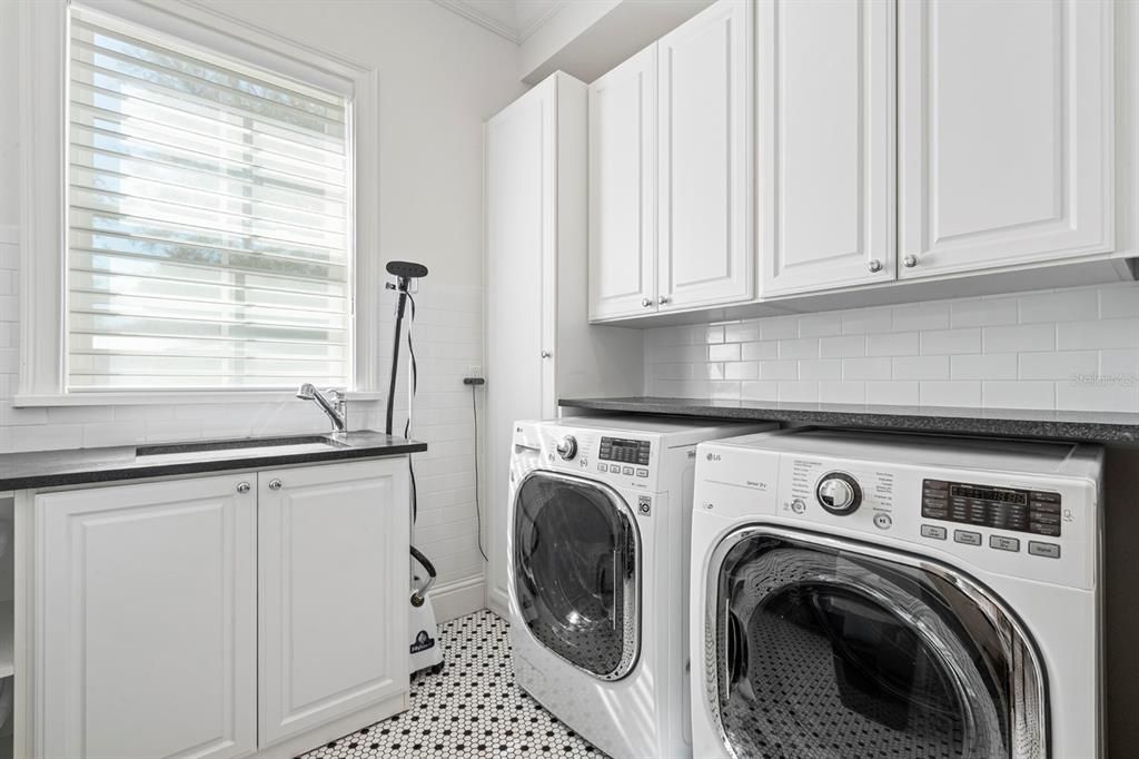 Activo con contrato: $3,350,000 (5 camas, 4 baños, 4636 Pies cuadrados)