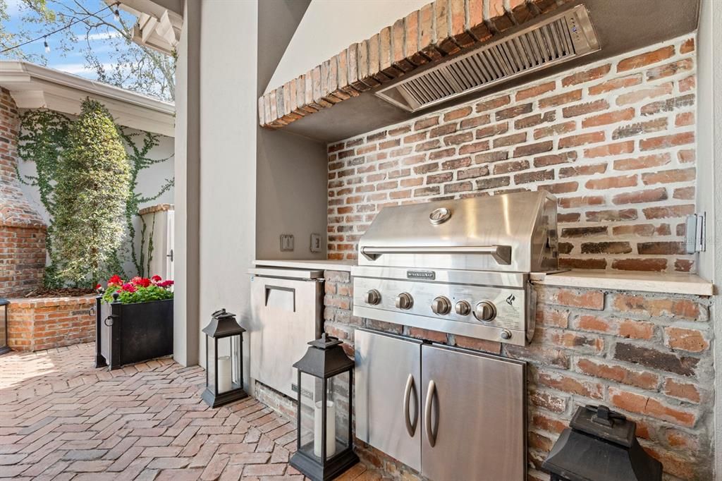 Activo con contrato: $3,350,000 (5 camas, 4 baños, 4636 Pies cuadrados)