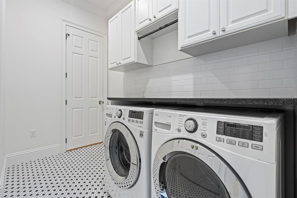 Activo con contrato: $3,350,000 (5 camas, 4 baños, 4636 Pies cuadrados)