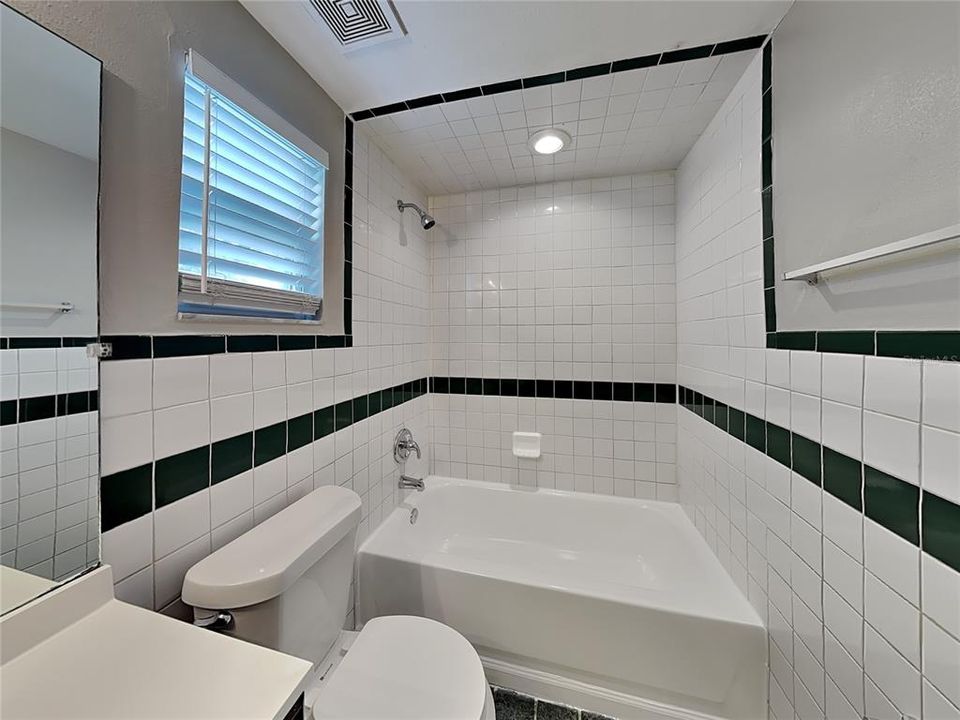 Active With Contract: $1,749 (3 beds, 1 baths, 961 Square Feet)