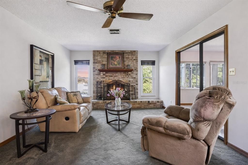 Activo con contrato: $339,900 (3 camas, 2 baños, 2014 Pies cuadrados)