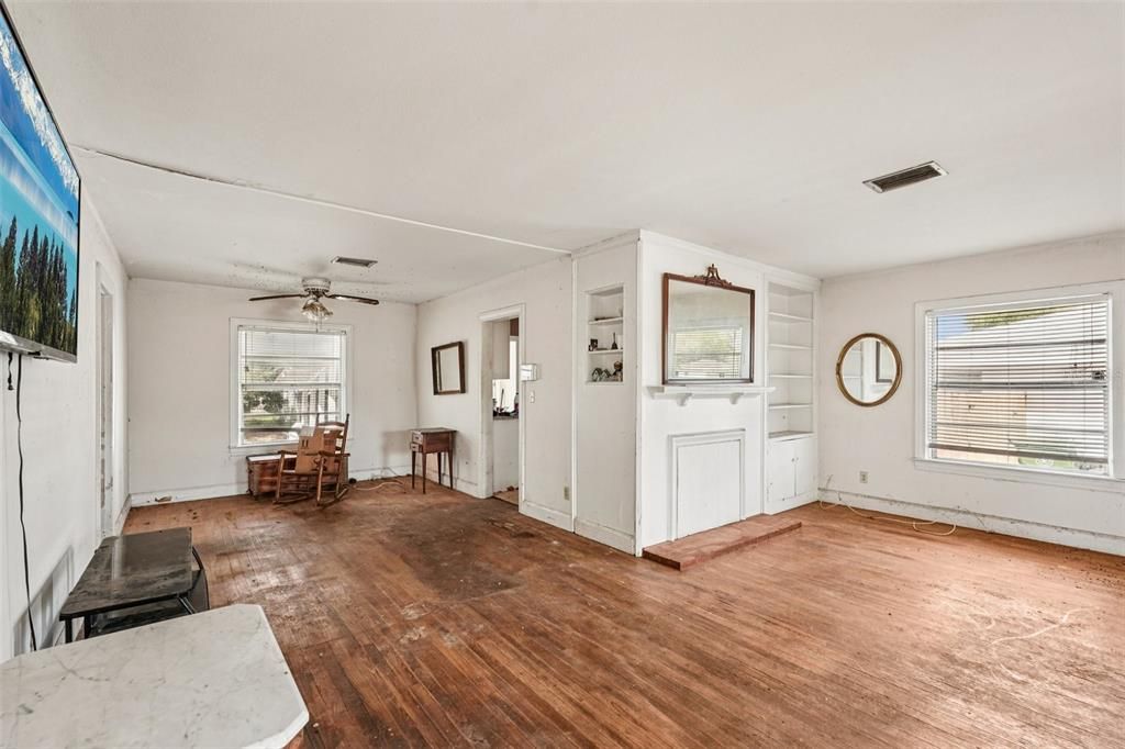 Active With Contract: $169,900 (3 beds, 1 baths, 1390 Square Feet)