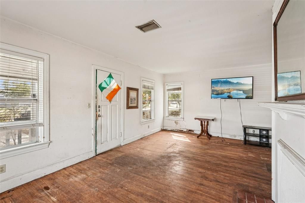 Active With Contract: $169,900 (3 beds, 1 baths, 1390 Square Feet)