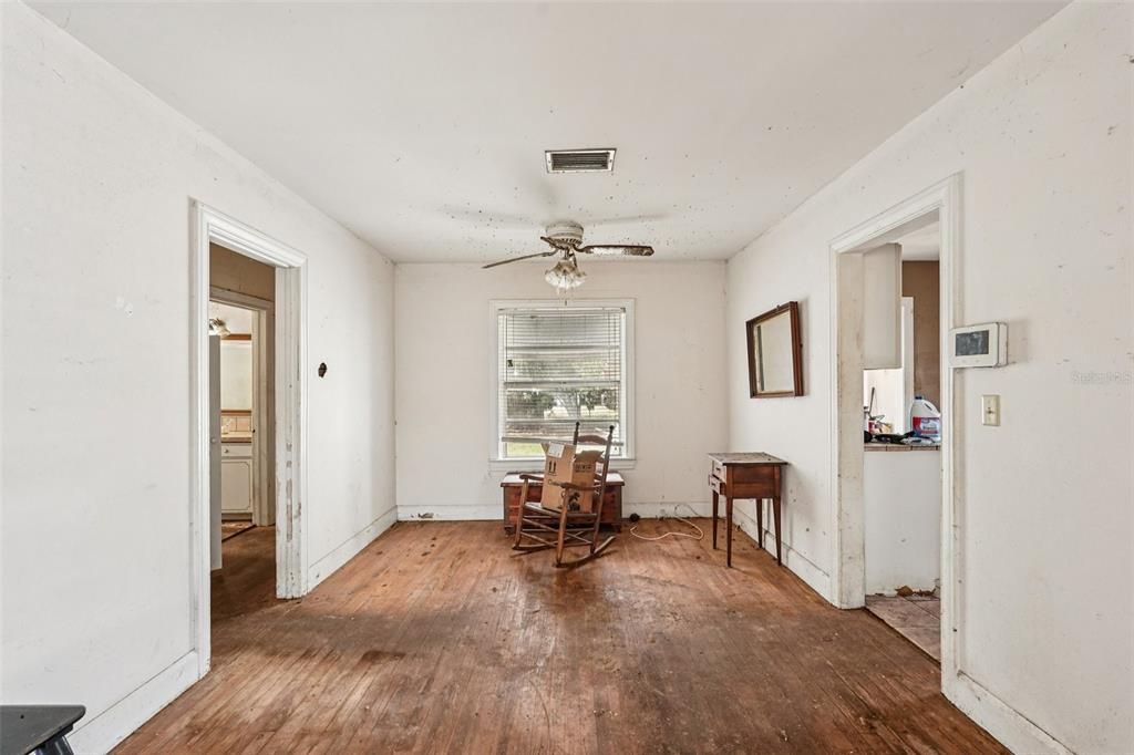 Active With Contract: $169,900 (3 beds, 1 baths, 1390 Square Feet)