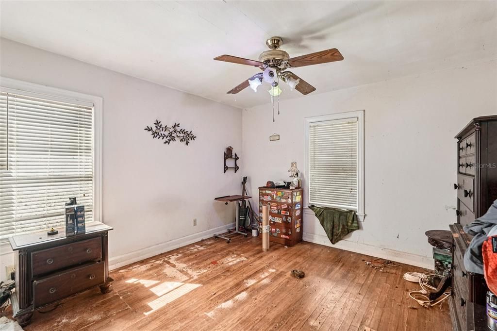 Active With Contract: $169,900 (3 beds, 1 baths, 1390 Square Feet)