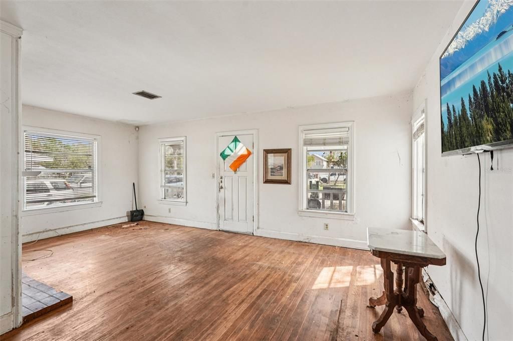 Active With Contract: $169,900 (3 beds, 1 baths, 1390 Square Feet)