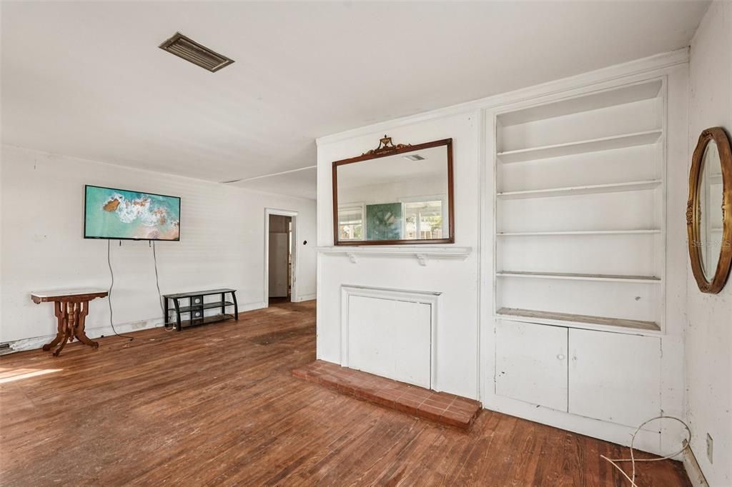 Active With Contract: $169,900 (3 beds, 1 baths, 1390 Square Feet)