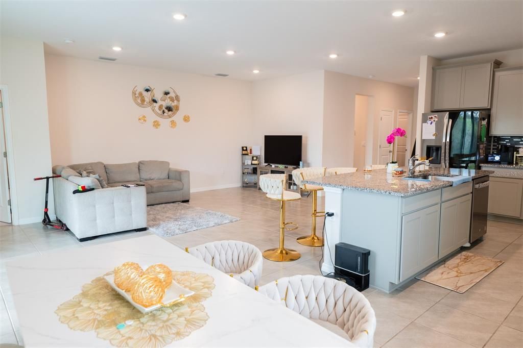 En Venta: $385,000 (4 camas, 2 baños, 2035 Pies cuadrados)
