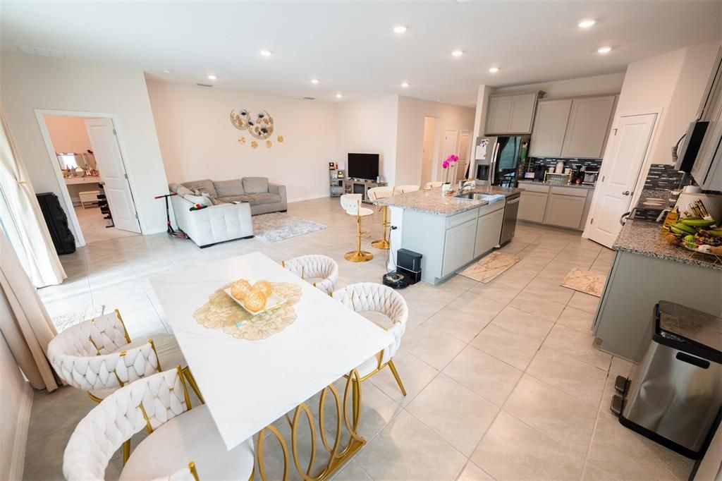 En Venta: $385,000 (4 camas, 2 baños, 2035 Pies cuadrados)