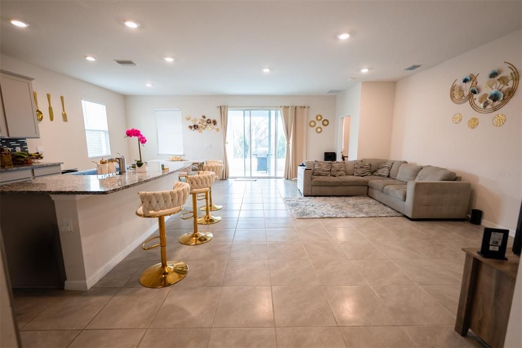 En Venta: $385,000 (4 camas, 2 baños, 2035 Pies cuadrados)